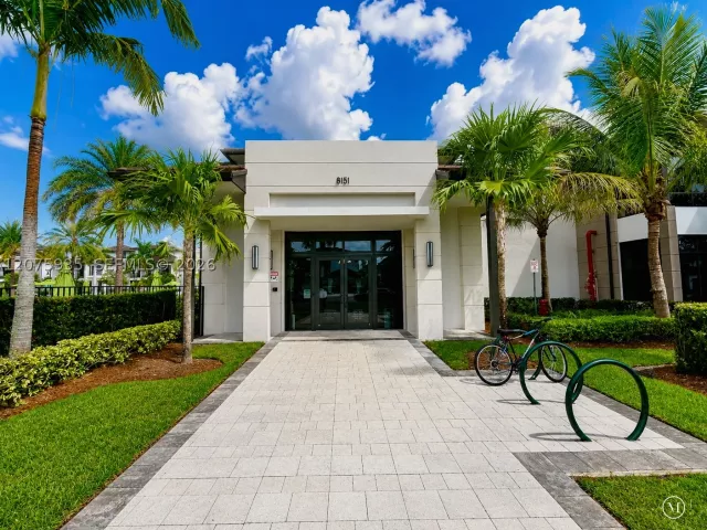 Продажа дома по адресу 4318 NW 81st Ave - фото 9370737