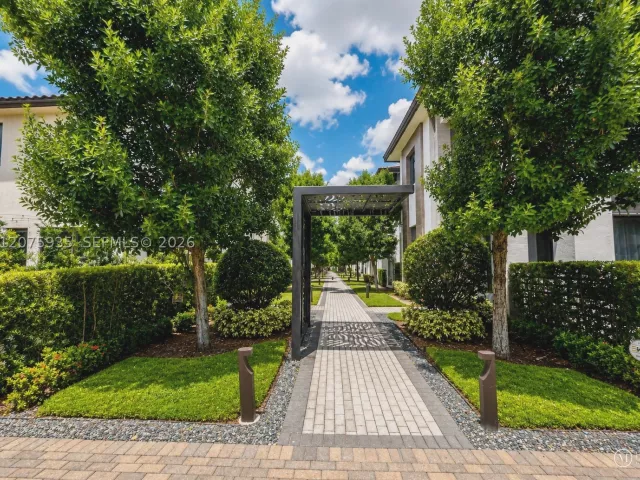 Продажа дома по адресу 4318 NW 81st Ave - фото 9370693
