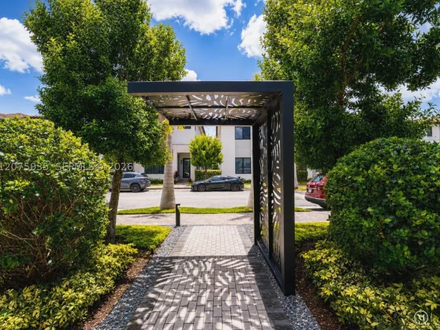 Продажа дома по адресу 4318 NW 81st Ave - фото 9370694