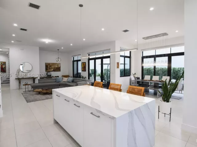 Продажа дома по адресу 4318 NW 81st Ave - фото 9370696