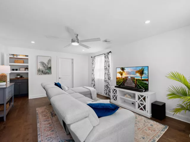 Продажа дома по адресу 238 SW 10TH Avenue - фото 9376585