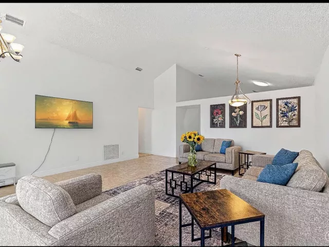 Продажа дома по адресу 22449 MIDDLETOWN Drive - фото 9372330