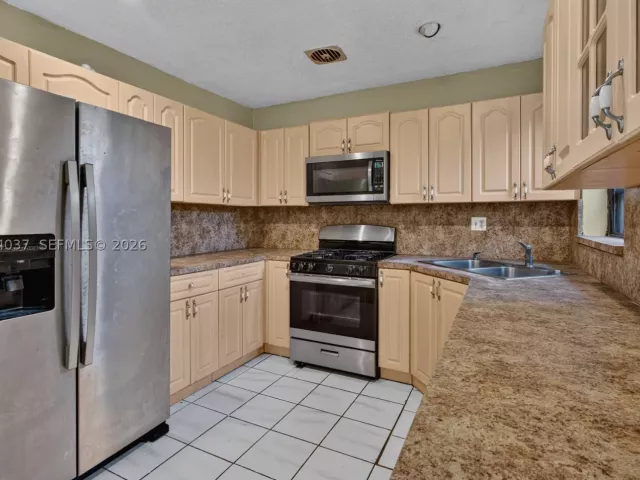 Продажа дома по адресу 17950 NW 6th court - фото 9372578