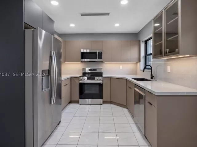 Продажа дома по адресу 17950 NW 6th court - фото 9372579