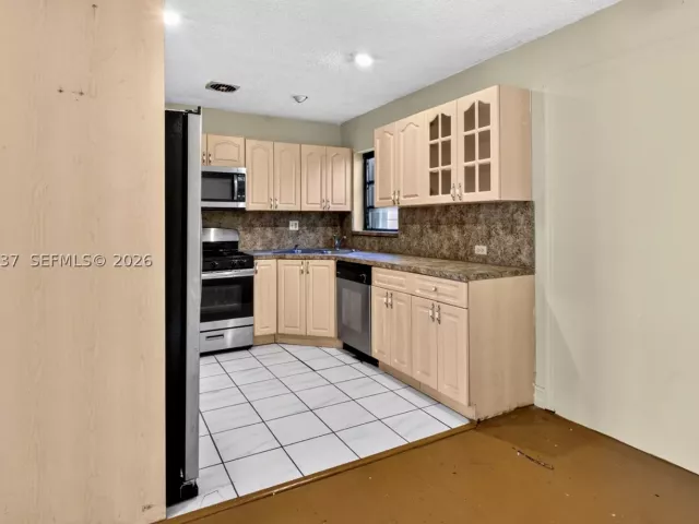 Продажа дома по адресу 17950 NW 6th court - фото 9372576