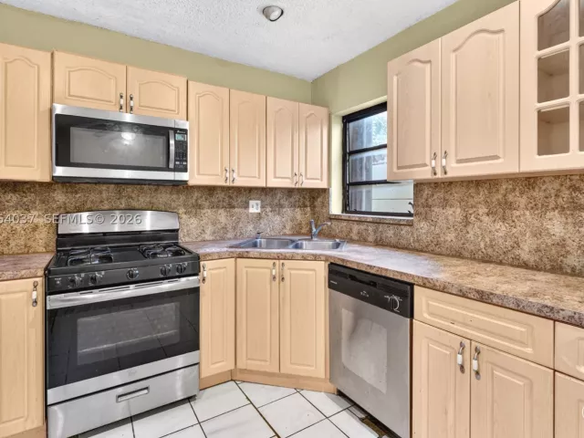 Продажа дома по адресу 17950 NW 6th court - фото 9372577