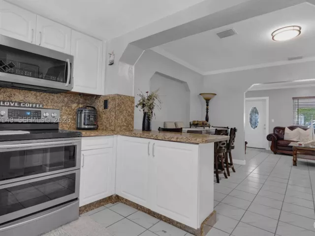 Продажа дома по адресу 3030 NW 90th St - фото 9373116