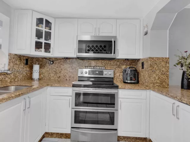 Продажа дома по адресу 3030 NW 90th St - фото 9373117