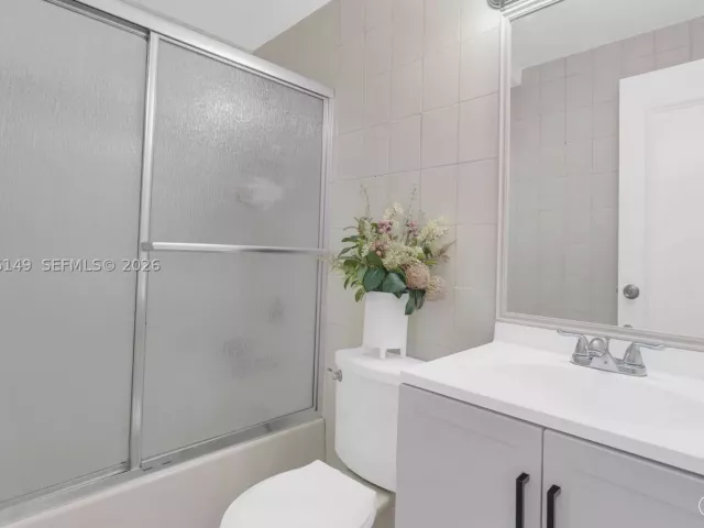 Продажа дома по адресу 3030 NW 90th St - фото 9373120