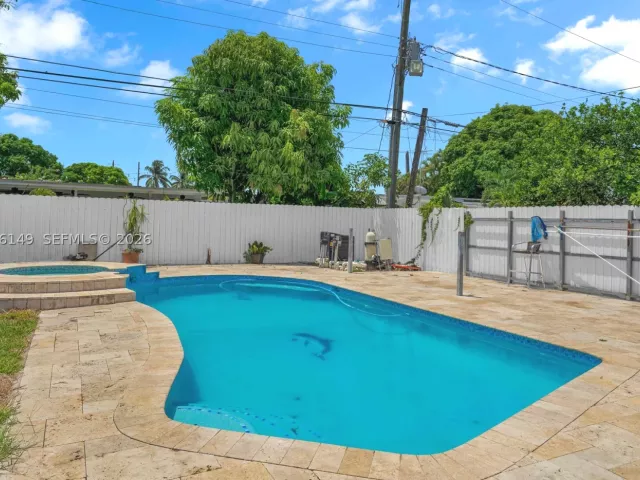 Продажа дома по адресу 3030 NW 90th St - фото 9373130