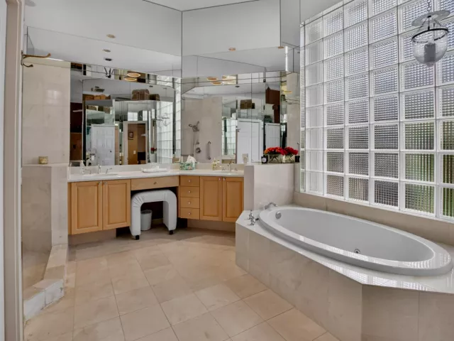 Продажа дома по адресу 6295 NW 43RD Terrace - фото 9379602