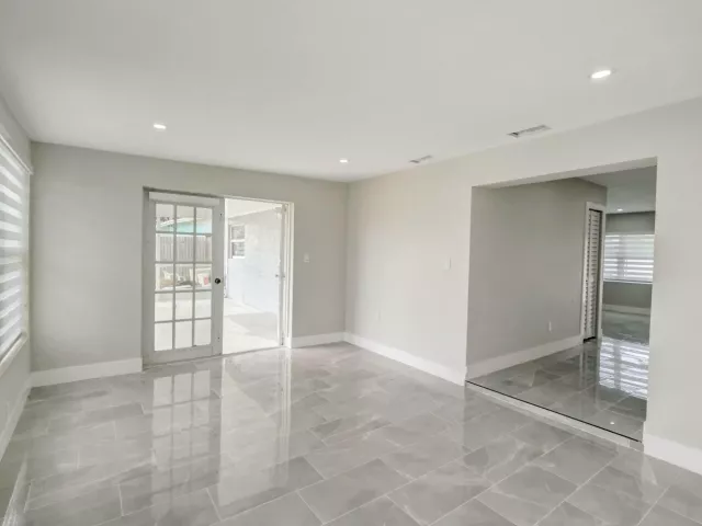 Продажа дома по адресу 520 SW 13TH Place - фото 9373428