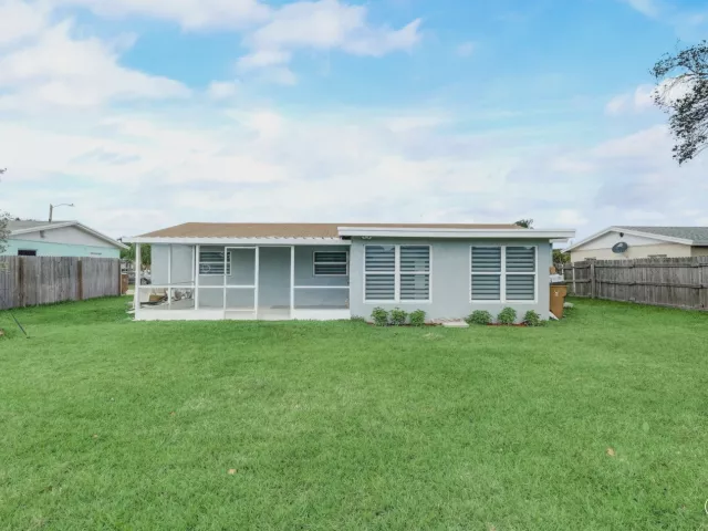 Продажа дома по адресу 520 SW 13TH Place - фото 9373429