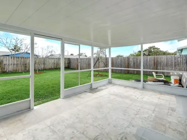 Продажа дома по адресу 520 SW 13TH Place - фото 9373431
