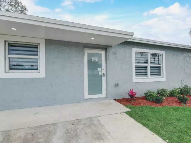 Продажа дома по адресу 520 SW 13TH Place - фото 9373410