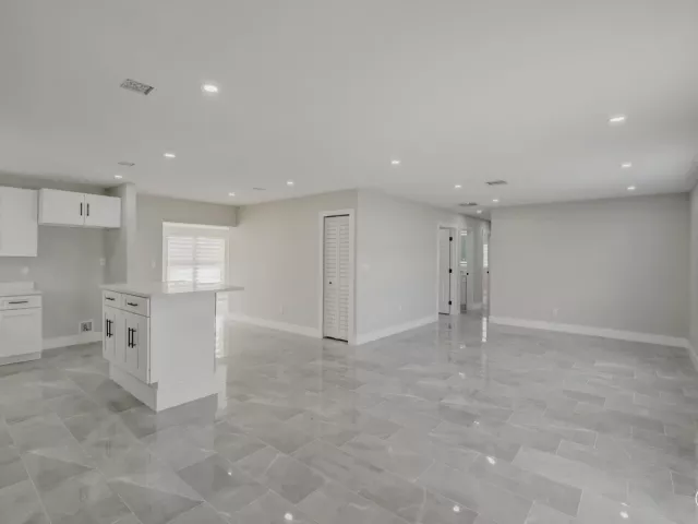 Продажа дома по адресу 520 SW 13TH Place - фото 9373411