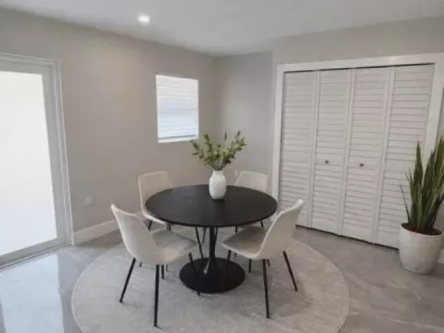 Продажа дома по адресу 520 SW 13TH Place - фото 9373412