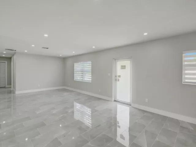 Продажа дома по адресу 520 SW 13TH Place - фото 9373413