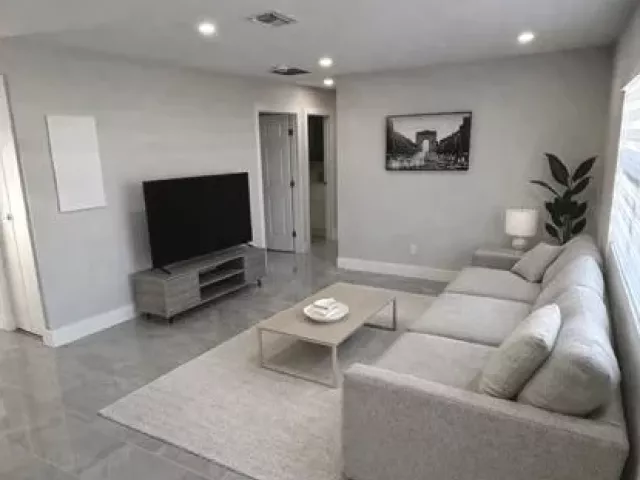 Продажа дома по адресу 520 SW 13TH Place - фото 9373414