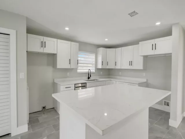 Продажа дома по адресу 520 SW 13TH Place - фото 9373415