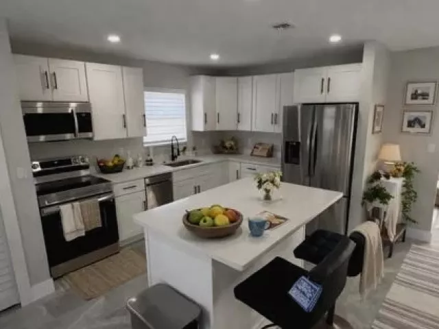 Продажа дома по адресу 520 SW 13TH Place - фото 9373416