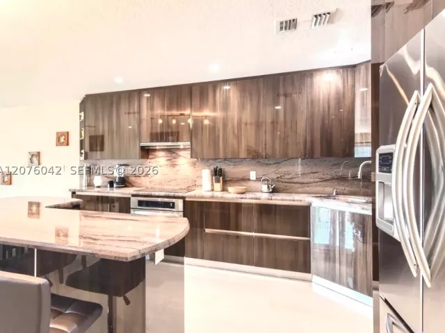 Продажа дома по адресу 3864 NE 167th St 5 - фото 9374203