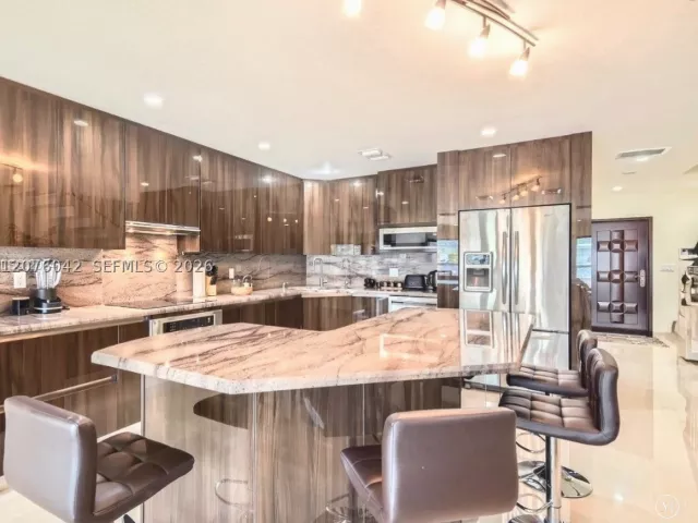 Продажа дома по адресу 3864 NE 167th St 5 - фото 9374204