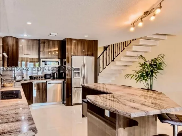 Продажа дома по адресу 3864 NE 167th St 5 - фото 9374205