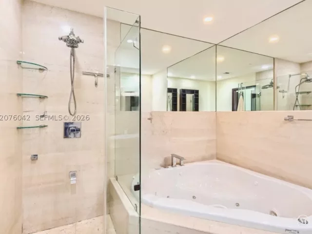 Продажа дома по адресу 3864 NE 167th St 5 - фото 9374206