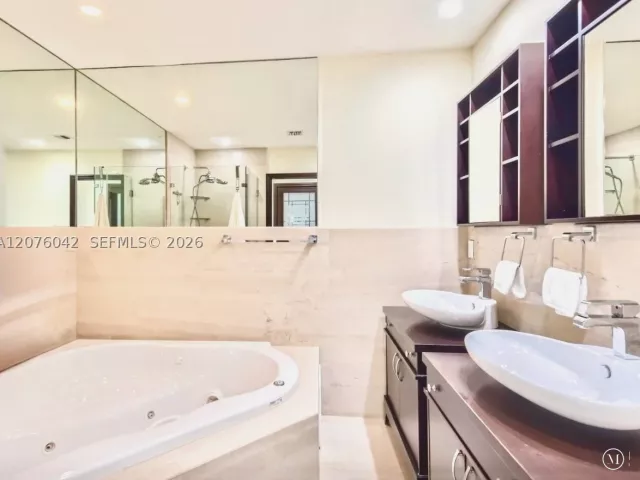 Продажа дома по адресу 3864 NE 167th St 5 - фото 9374207