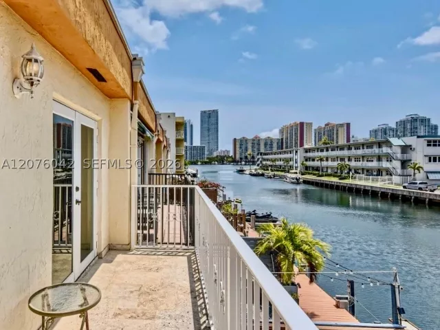 Продажа дома по адресу 3864 NE 167th St 5 - фото 9374208