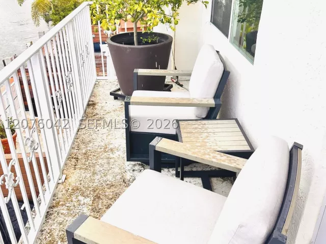 Продажа дома по адресу 3864 NE 167th St 5 - фото 9374209