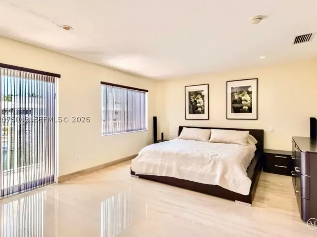 Продажа дома по адресу 3864 NE 167th St 5 - фото 9374210