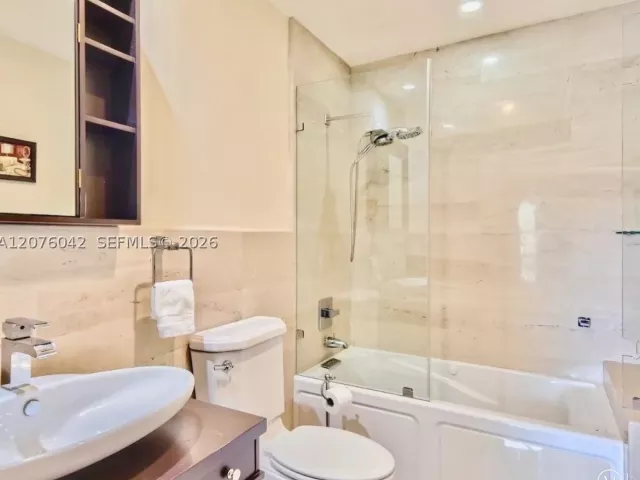 Продажа дома по адресу 3864 NE 167th St 5 - фото 9374211