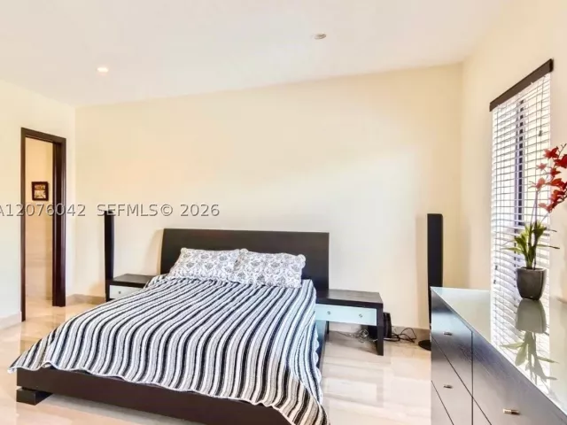 Продажа дома по адресу 3864 NE 167th St 5 - фото 9374212
