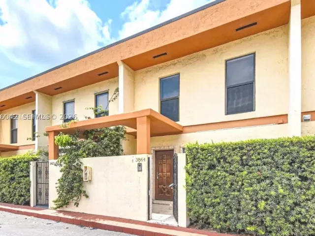 Продажа дома по адресу 3864 NE 167th St 5 - фото 9374195