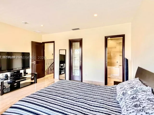 Продажа дома по адресу 3864 NE 167th St 5 - фото 9374213