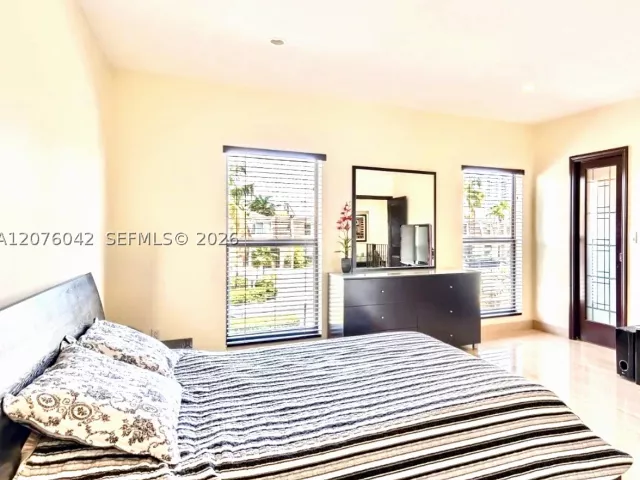 Продажа дома по адресу 3864 NE 167th St 5 - фото 9374214