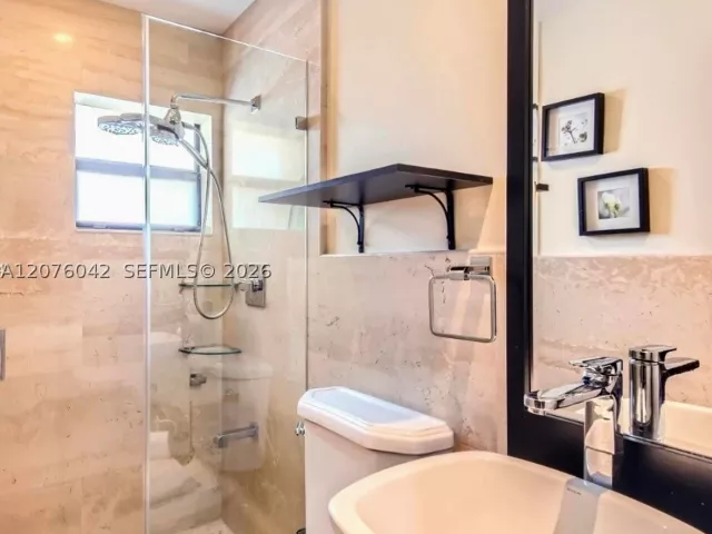 Продажа дома по адресу 3864 NE 167th St 5 - фото 9374216