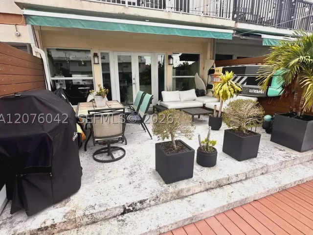 Продажа дома по адресу 3864 NE 167th St 5 - фото 9374218
