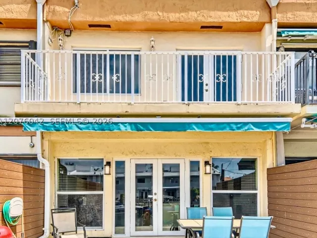 Продажа дома по адресу 3864 NE 167th St 5 - фото 9374196