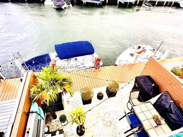 Продажа дома по адресу 3864 NE 167th St 5 - фото 9374197