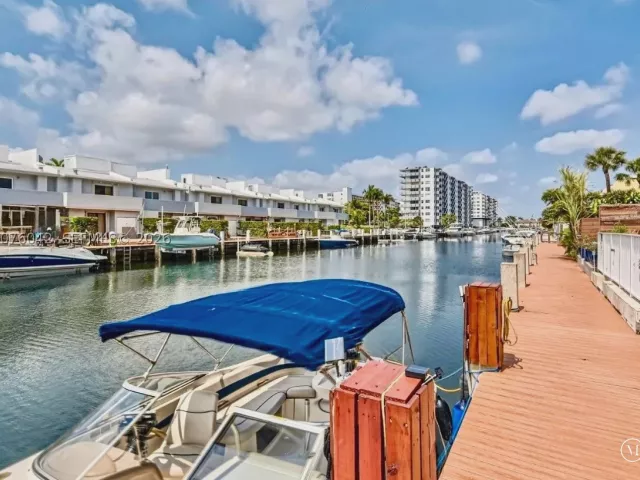 Продажа дома по адресу 3864 NE 167th St 5 - фото 9374199