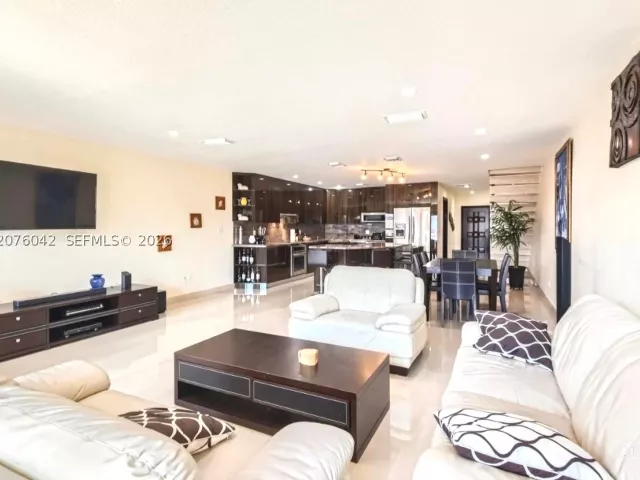Продажа дома по адресу 3864 NE 167th St 5 - фото 9374200