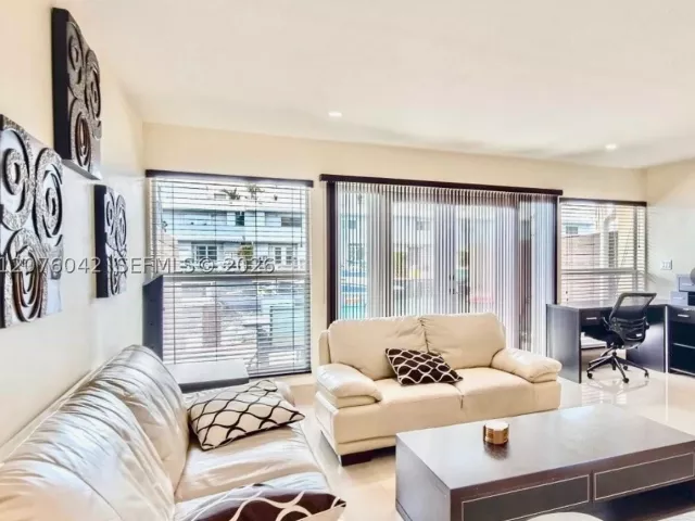Продажа дома по адресу 3864 NE 167th St 5 - фото 9374201