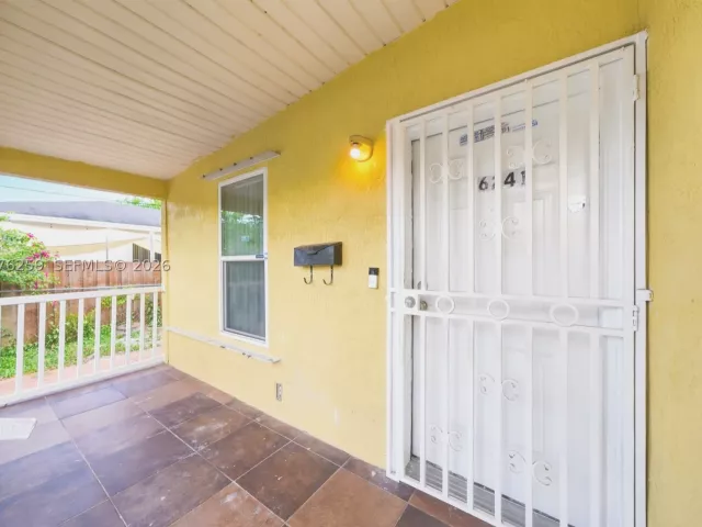 Продажа дома по адресу 6241 NW 1st Pl - фото 9374119