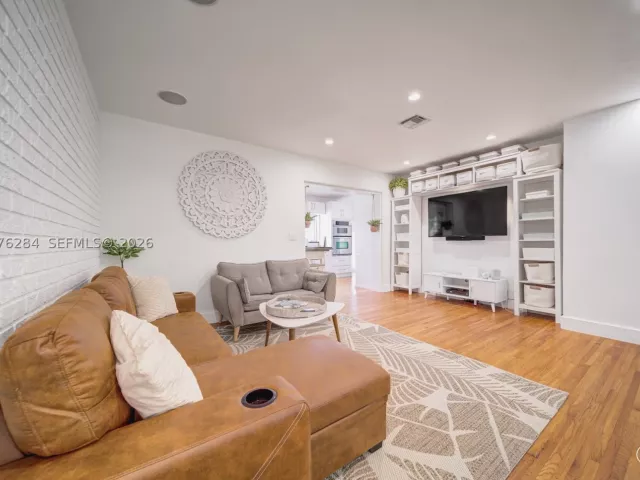Продажа дома по адресу 13801 NE 1st Ave - фото 9373873
