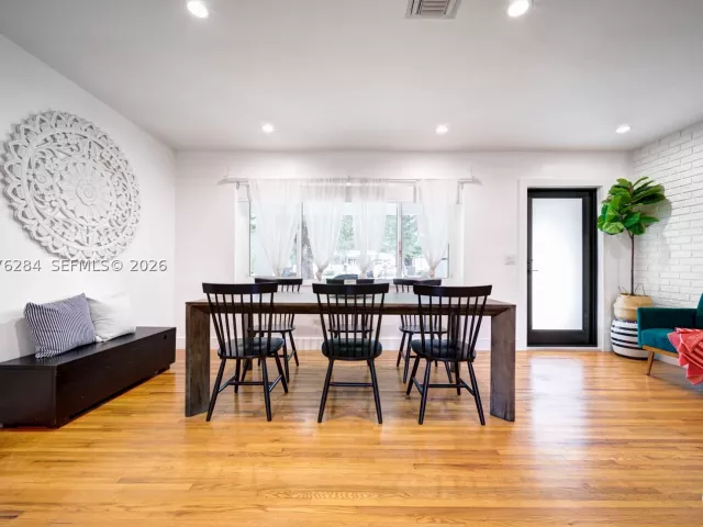Продажа дома по адресу 13801 NE 1st Ave - фото 9373874