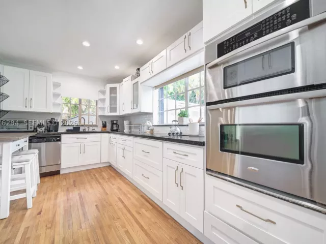Продажа дома по адресу 13801 NE 1st Ave - фото 9373876