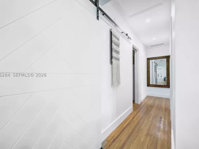 Продажа дома по адресу 13801 NE 1st Ave - фото 9373879